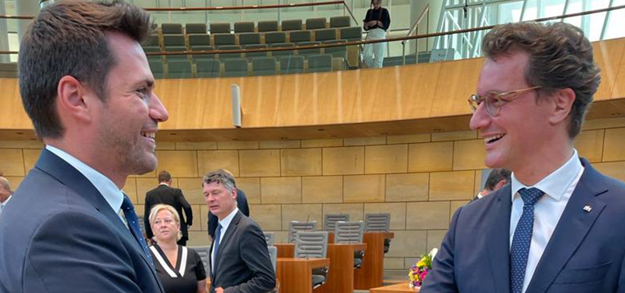 Thomas Okos und Hendrik Wüst im Landtag